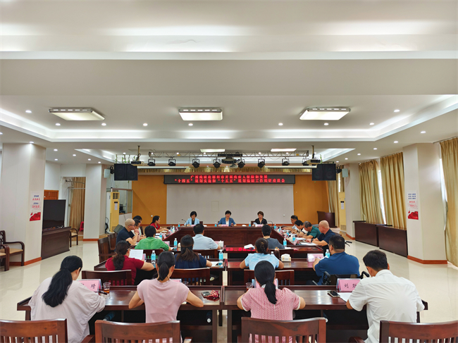 图为调研组在座谈会上听取残疾人工作有关情况